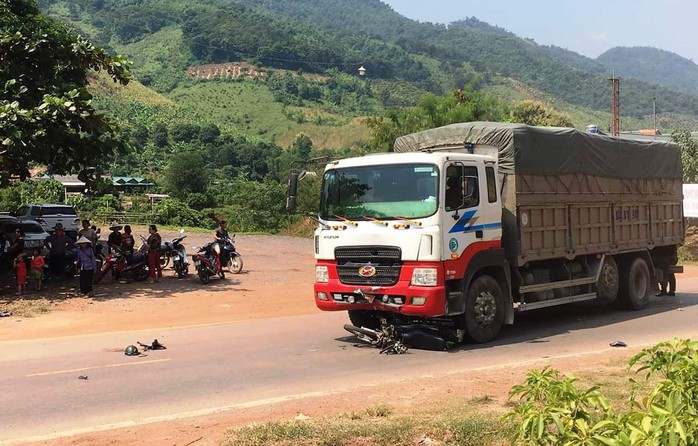 Tông vào xe tải biển số Lào, cô gái 19 tuổi đi xe máy tử vong - Ảnh 1.