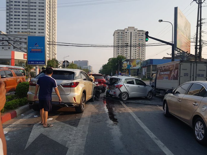 Xe sang Lexus tông ôtô dừng đèn đỏ, 3 ôtô và 2 xe máy gặp nạn trong tai nạn liên hoàn - Ảnh 2.