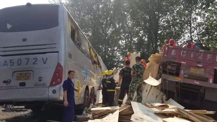 Xe buýt đối đầu xe tải, ít nhất 36 người thiệt mạng - Ảnh 1.