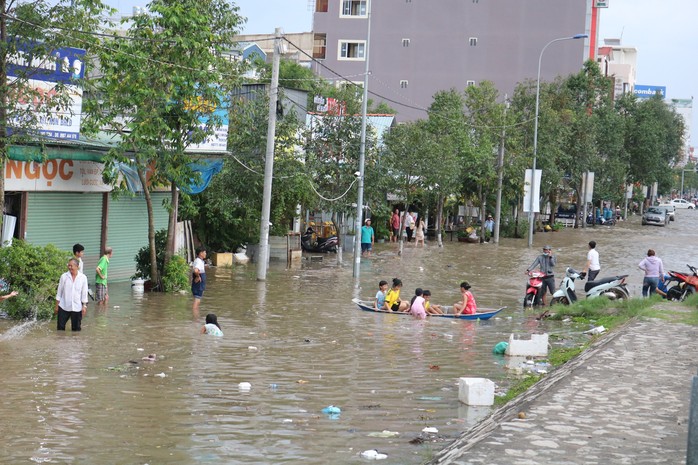 Nội ô Cần Thơ ngập sâu, dân lấy xuồng bơi xuống phố - Ảnh 15.