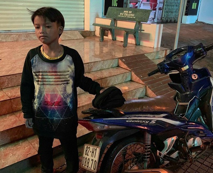 Khó hiểu cậu bé 13 tuổi chạy xe máy trót lọt 300km từ Kon Tum qua Đắk Lắk - Ảnh 1.