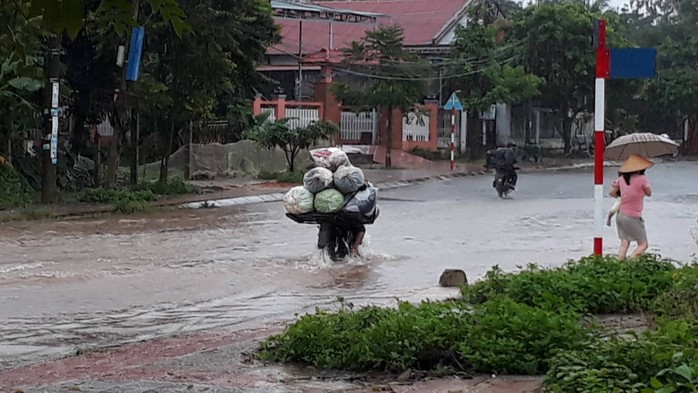 Chùm ảnh: Nước sông Sê Pôn dâng cao, người dân Quảng Trị hối hả sơ tán - Ảnh 8.