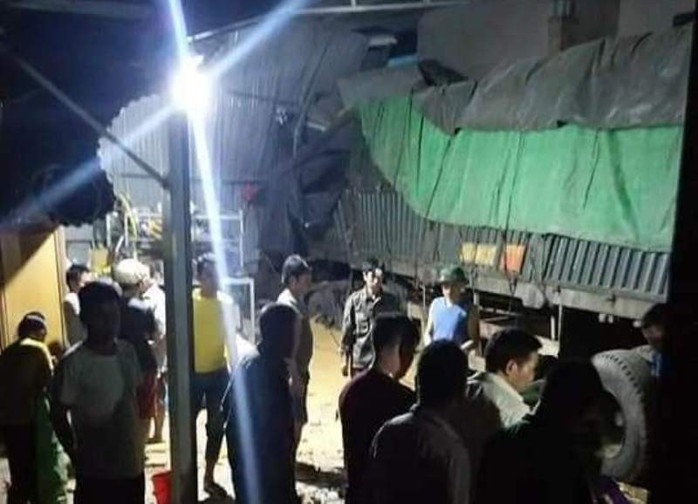 Xe đầu kéo lao vào nhà dân ven quốc lộ tông chết 2 vợ chồng - Ảnh 1. Xe đầu kéo lao vào nhà dân ven quốc lộ tông chết 2 vợ chồng - Ảnh 1.