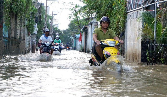 TP HCM: Ngàn người vật vã bơi giữa phố để về nhà - Ảnh 2.