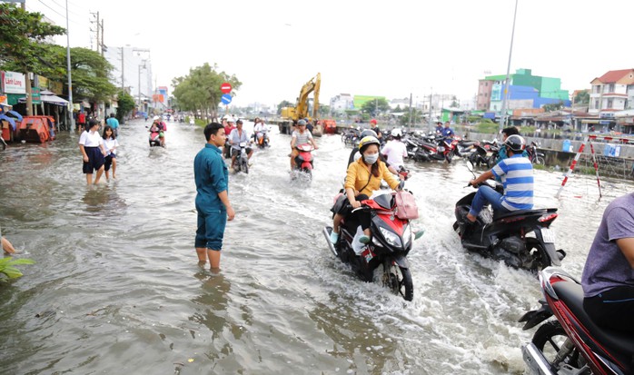 TP HCM: Ngàn người vật vã bơi giữa phố để về nhà - Ảnh 8.