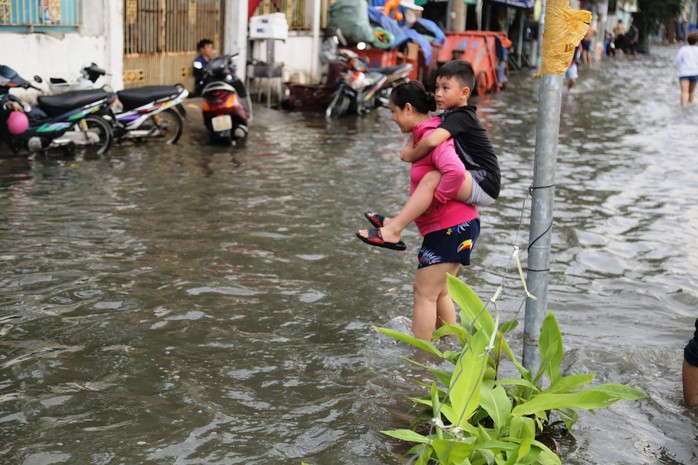 TP HCM: Ngàn người vật vã bơi giữa phố để về nhà - Ảnh 11.