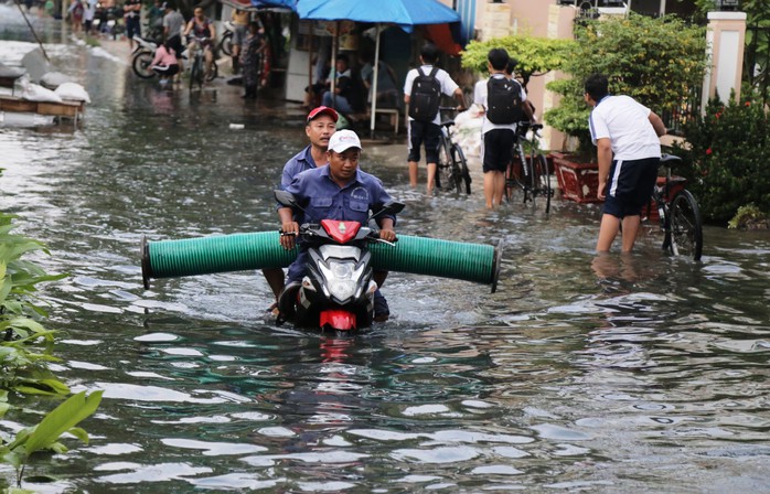 TP HCM: Ngàn người vật vã bơi giữa phố để về nhà - Ảnh 10.