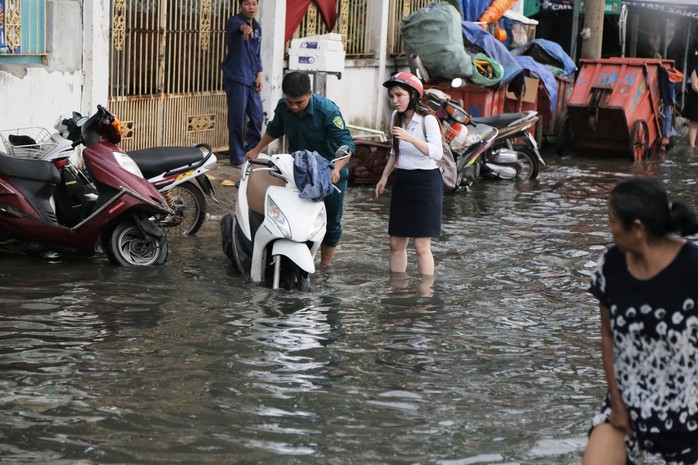 TP HCM: Ngàn người vật vã bơi giữa phố để về nhà - Ảnh 12.