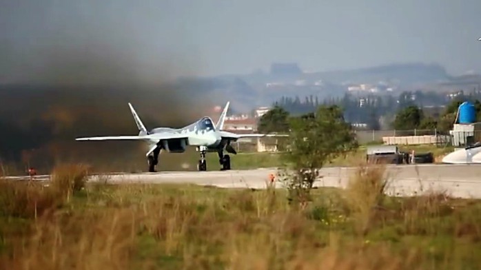 Phòng không Nga bắn hạ UAV lao vào căn cứ ở Syria - Ảnh 1.