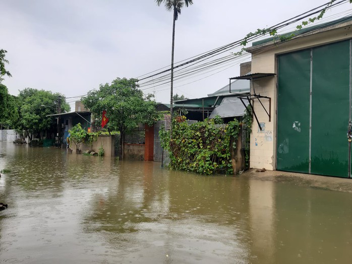 Hàng loạt trường học ở Nghệ An và Hà Tĩnh hoãn khai giảng do mưa lũ - Ảnh 1.