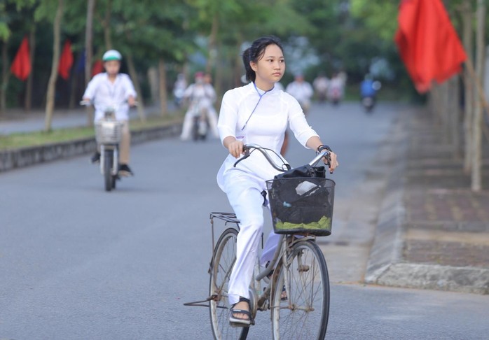 Nữ sinh rạng ngời trong tà áo dài trắng tinh khôi ngày khai giảng - Ảnh 1.