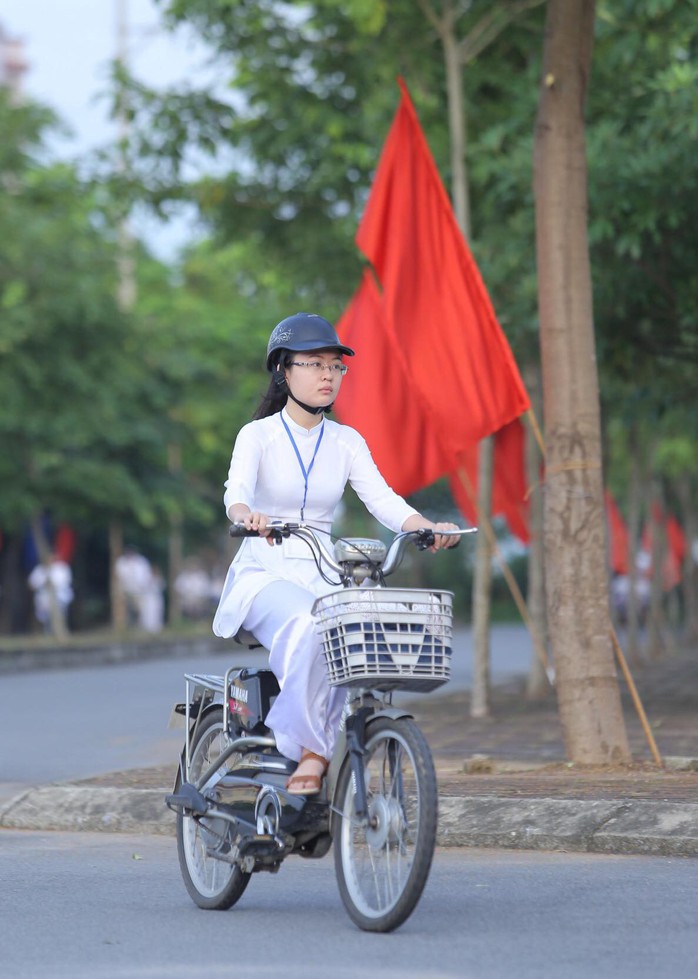 Nữ sinh rạng ngời trong tà áo dài trắng tinh khôi ngày khai giảng - Ảnh 2.