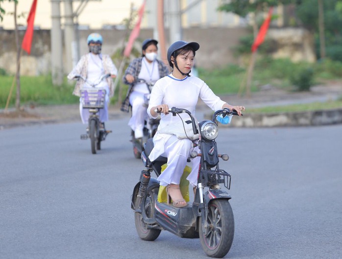 Nữ sinh rạng ngời trong tà áo dài trắng tinh khôi ngày khai giảng - Ảnh 3.