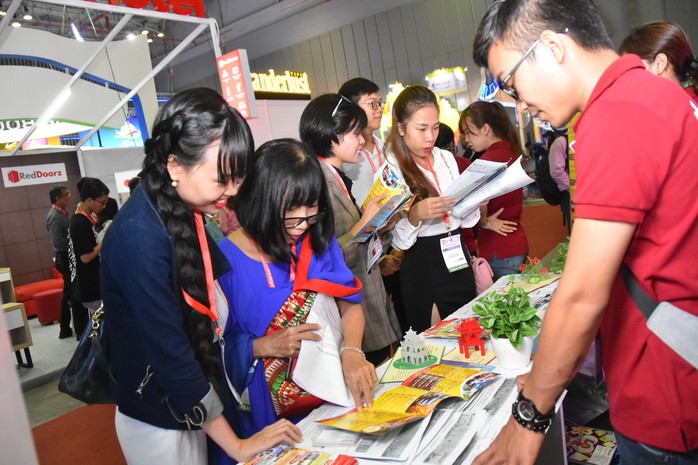 Chen nhau mua tour giá rẻ tại Hội chợ Du lịch quốc tế TP HCM - Ảnh 2. Chen nhau mua tour giá rẻ tại Hội chợ Du lịch quốc tế TP HCM - Ảnh 2.