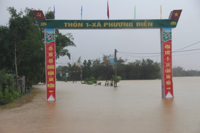Hàng loạt trường học ở Nghệ An và Hà Tĩnh hoãn khai giảng do mưa lũ - Ảnh 2.