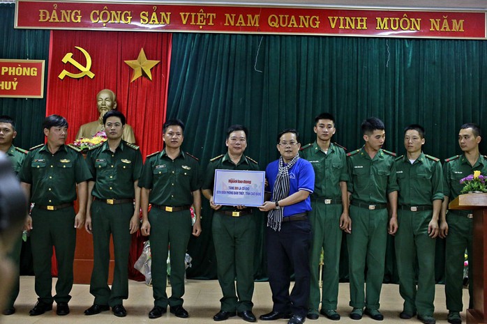 Báo Người Lao Động trao 300 lá cờ Tổ quốc đến Đồn Biên phòng Đàm Thủy, tỉnh Cao Bằng - Ảnh 3.