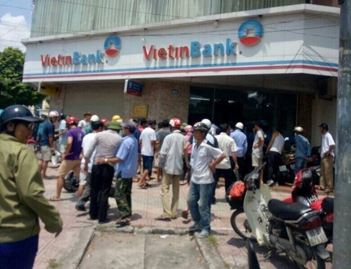 Mang súng giả xông vào ngân hàng VietinBank cướp - Ảnh 1.