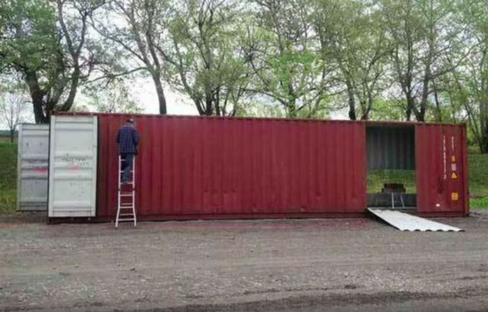 Mua bốn chiếc container để xây dựng một ngôi nhà độc đáo - Ảnh 1. Mua bốn chiếc container để xây dựng một ngôi nhà độc đáo - Ảnh 1.