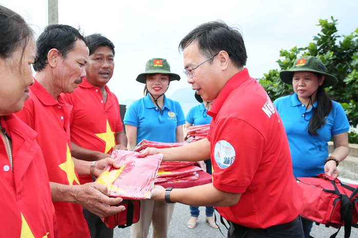 Cờ Tổ quốc đến tay ngư dân Côn Đảo - Ảnh 6.