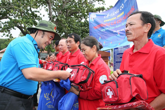 Cờ Tổ quốc đến tay ngư dân Côn Đảo - Ảnh 5.