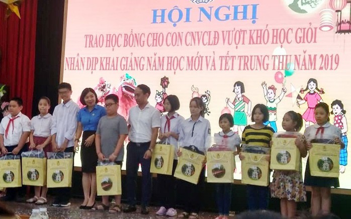 Hà Nội: Trao 80 suất học bổng cho con CNVC-LĐ vượt khó học giỏi - Ảnh 1.