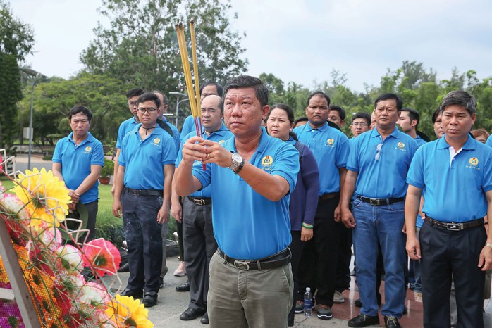Đoàn về nguồn LĐLĐ TP HCM dâng hương Đài tưởng niệm tại Nghĩa trang Hàng Dương - Ảnh 1.