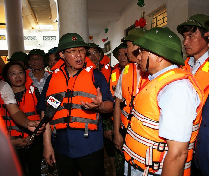 Phó Thủ tướng đi thuyền vào vùng “rốn lũ” thăm, tặng quà cho người dân - Ảnh 3.