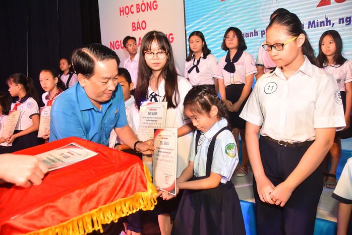 Chương trình “Học bổng Báo Người Lao Động”: Sẻ chia ấm áp - Ảnh 3.