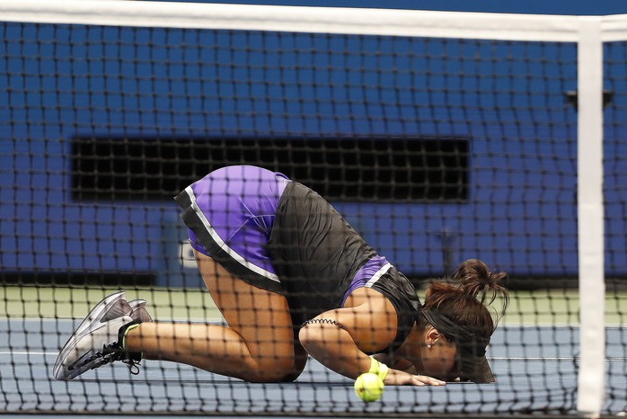 Clip: Serena Williams thua sốc tay vợt 19 tuổi ở chung kết US Open - Ảnh 4.