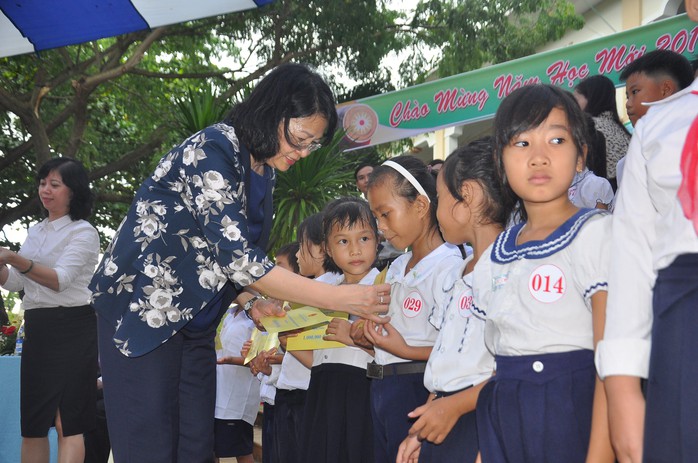 Thủ tướng Nguyễn Xuân Phúc vui Tết Trung thu cùng trẻ em Quảng Nam - Ảnh 4.