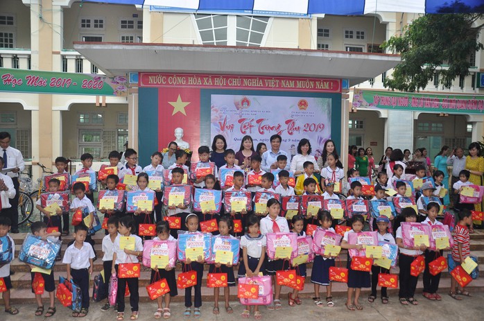 Thủ tướng Nguyễn Xuân Phúc vui Tết Trung thu cùng trẻ em Quảng Nam - Ảnh 5.