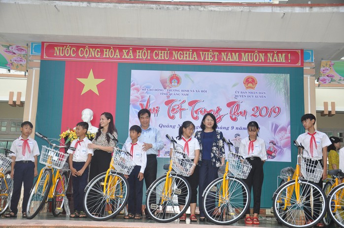 Thủ tướng Nguyễn Xuân Phúc vui Tết Trung thu cùng trẻ em Quảng Nam - Ảnh 3.