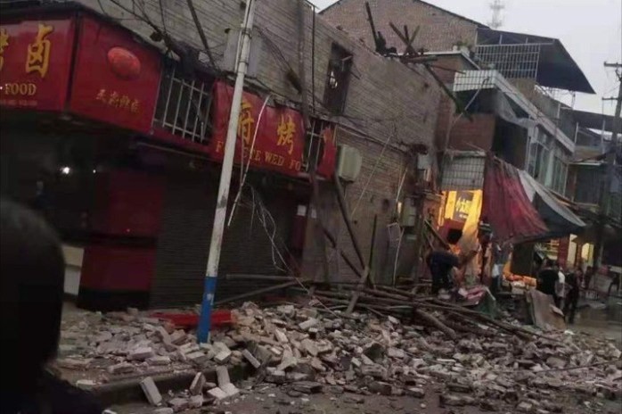 Trung Quốc: Động đất khiến 30 người thương vong, hàng trăm căn nhà hư hại - Ảnh 2.