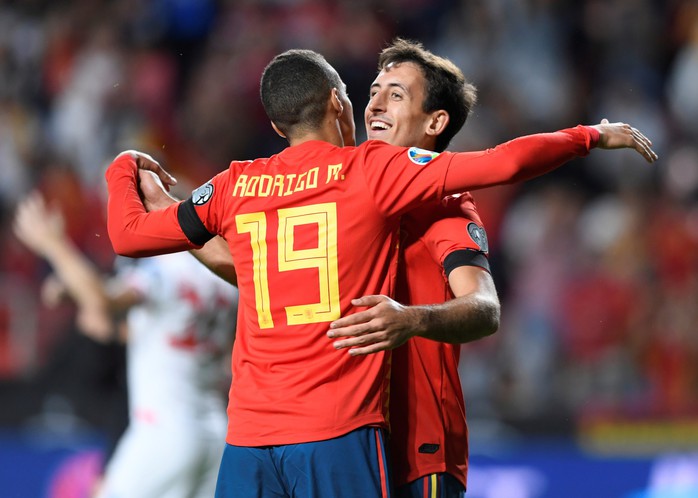 Sao thất sủng Barcelona tỏa sáng, Tây Ban Nha áp sát vòng chung kết EURO - Ảnh 4.