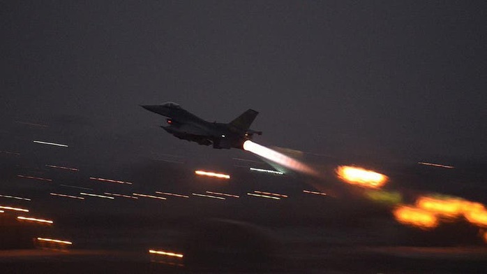 Hàng loạt máy bay tấn công mục tiêu thân Iran ở Syria - Ảnh 1.