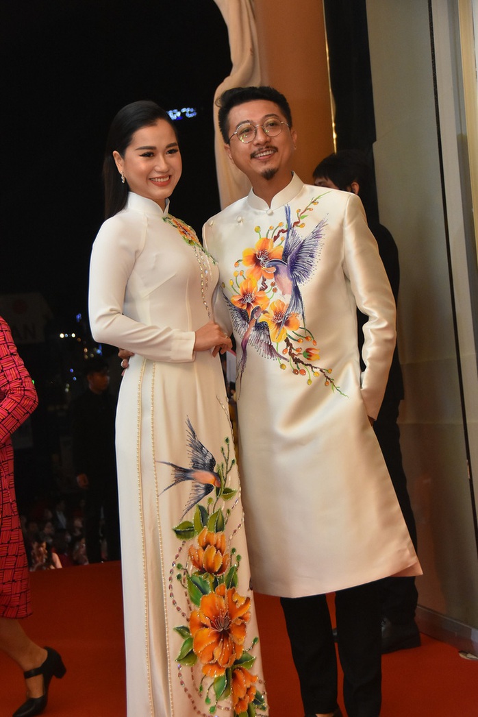 Vợ chồng Lâm Vỹ Dạ lao vào vòng tay fan mừng Mai Vàng - Ảnh 2.