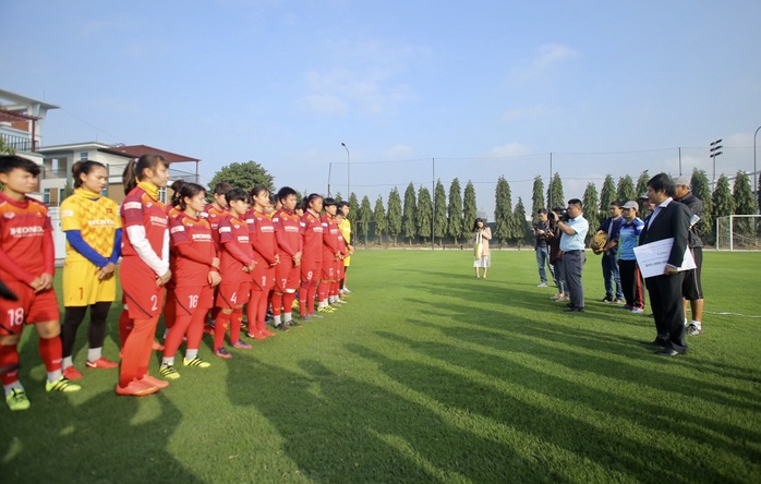Chủ tịch Hội nhà báo TP HCM trao 400 triệu đồng cho ĐT bóng đá nữ Việt Nam trên sân tập - Ảnh 6.