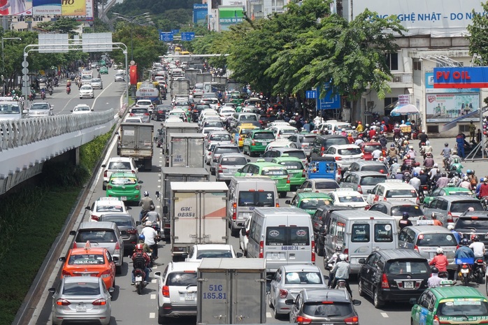 TP HCM cấm xe chở hàng vào ban ngày: Quyết tâm ắt sẽ làm được! - Ảnh 1.