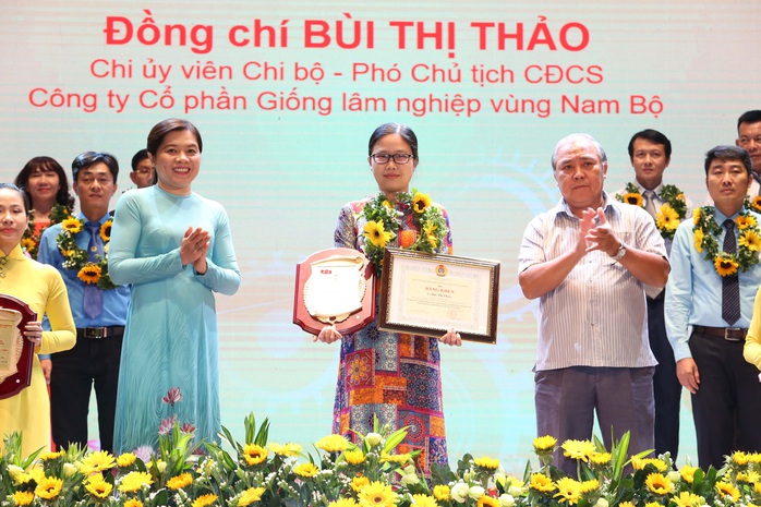 Tuyên dương 90 đảng viên là cán bộ Công đoàn cơ sở - Ảnh 4.