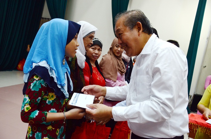 Phó Thủ tướng Thường trực Trương Hòa Bình tặng quà đồng bào dân tộc Chăm TP HCM - Ảnh 1.
