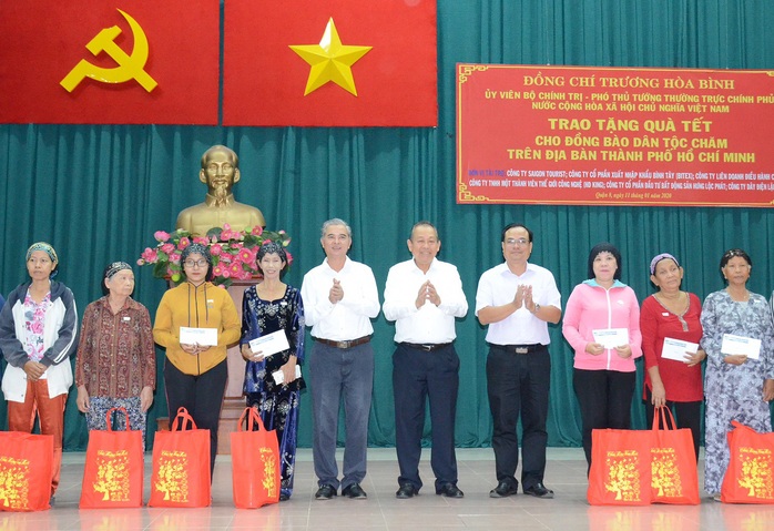 Phó Thủ tướng Thường trực Trương Hòa Bình tặng quà đồng bào dân tộc Chăm TP HCM - Ảnh 2.