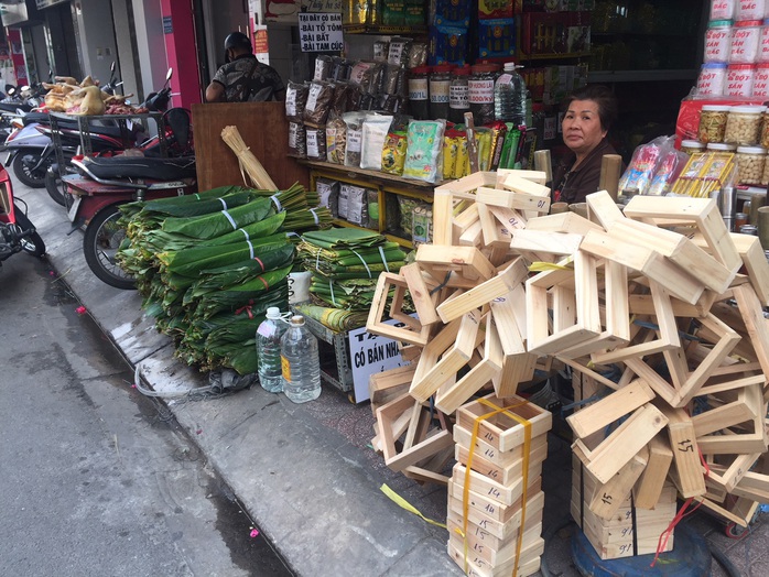 Người bán lá dong ngã ba Ông Tạ lo ế khách vì giá thịt heo tăng cao - Ảnh 1.