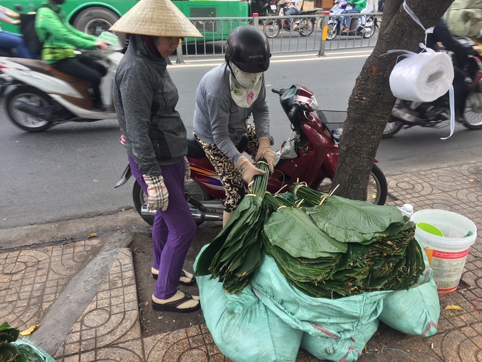 Người bán lá dong ngã ba Ông Tạ lo ế khách vì giá thịt heo tăng cao - Ảnh 3.