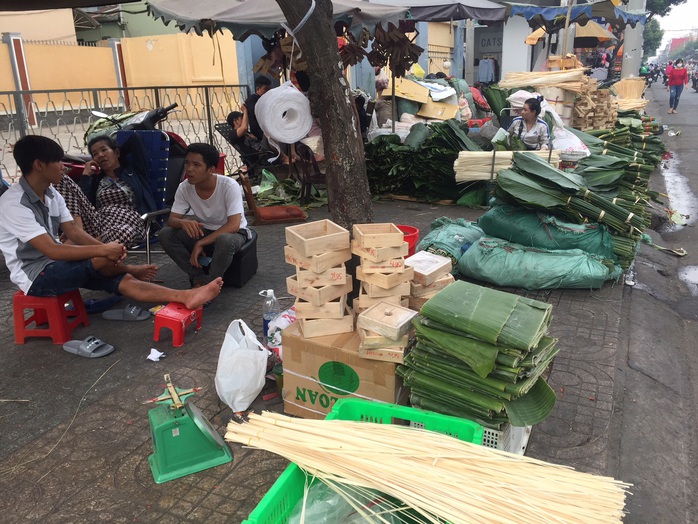 Người bán lá dong ngã ba Ông Tạ lo ế khách vì giá thịt heo tăng cao - Ảnh 4.