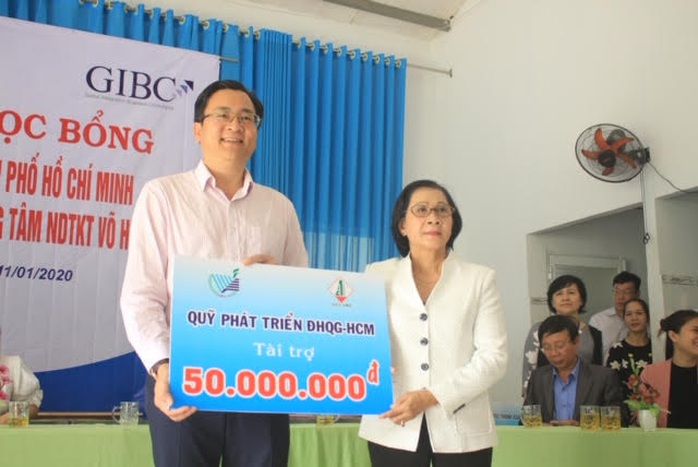 Trao hơn 100 suất học bổng và quà cho học sinh Trung tâm Võ Hồng Sơn - Ảnh 2.