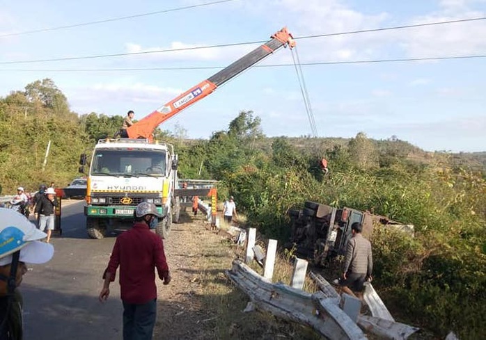 Lật xe tải, 3 người thương vong - Ảnh 1.