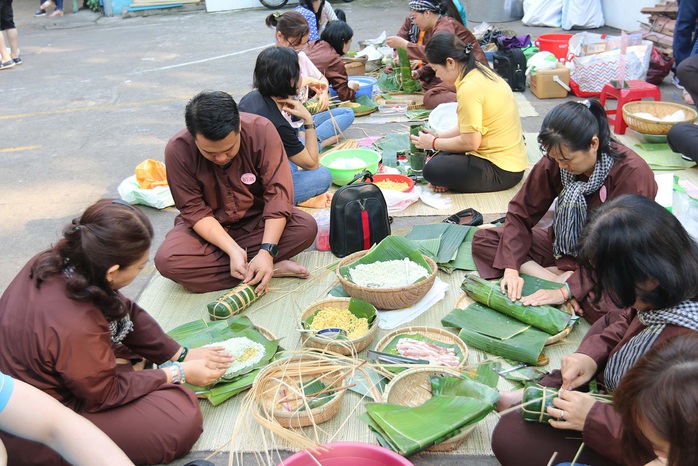 Gói bánh chưng, bánh tét tặng công nhân khó khăn - Ảnh 1.