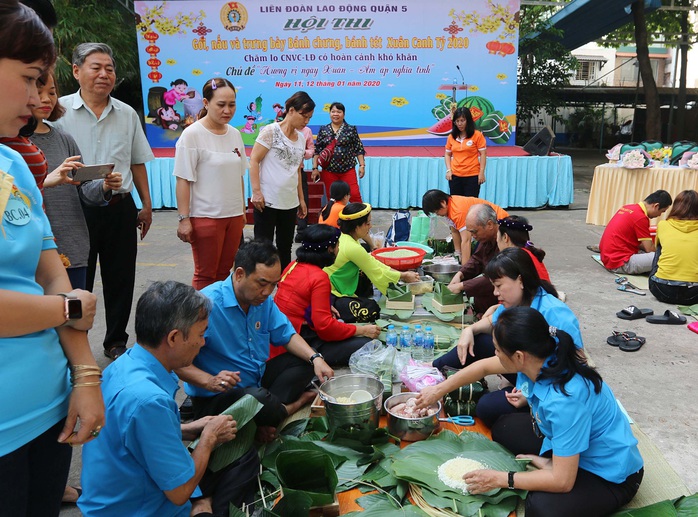 Gói bánh chưng, bánh tét tặng công nhân khó khăn - Ảnh 4.