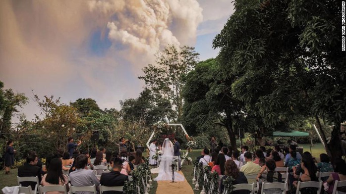 Bất chấp núi lửa phun trào sau lưng, họ vẫn cưới nhau - Ảnh 2.