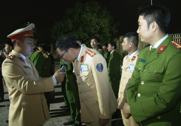 Phó Giám đốc Công an Ninh Bình làm trưởng đoàn kiểm tra nồng độ cồn cán bộ công an - Ảnh 1.